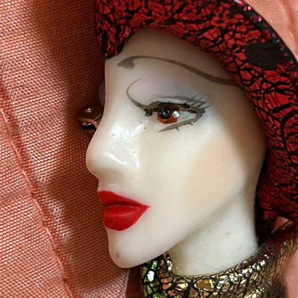 Vintage Lady Face Profile Head Brooch Pin with Hat Elegant Silhouette, plastic - Picture 11 of 13